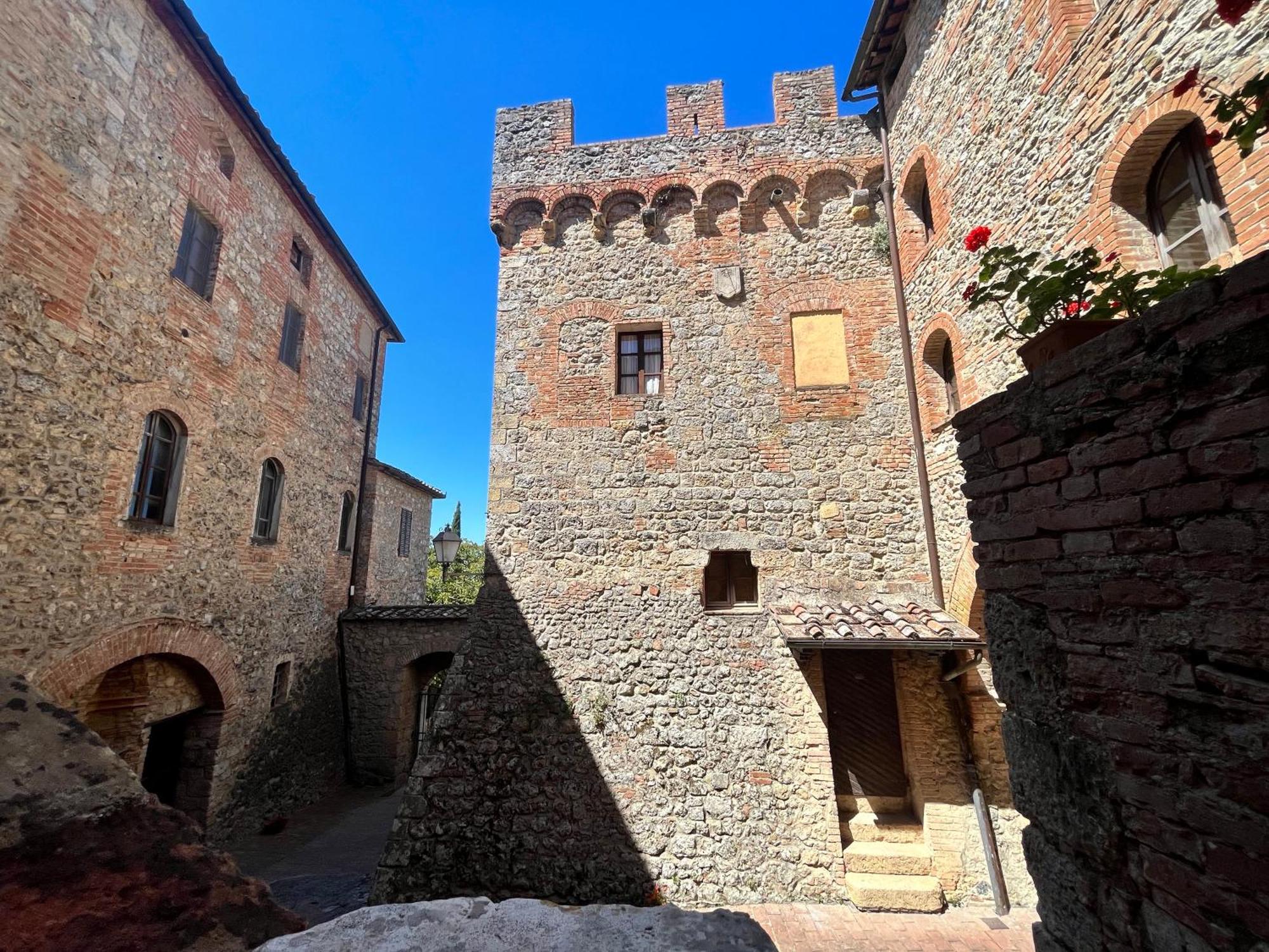Castel Pietraio Villa มอนเตริจโจนี ภายนอก รูปภาพ