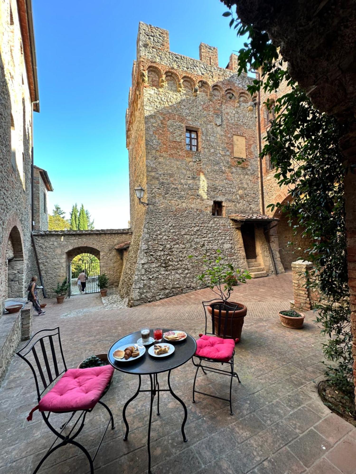 Castel Pietraio Villa มอนเตริจโจนี ภายนอก รูปภาพ